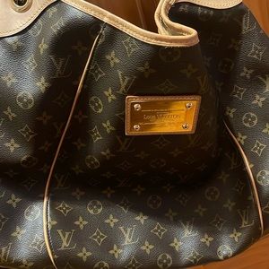 Louis Vuttion galleria bag